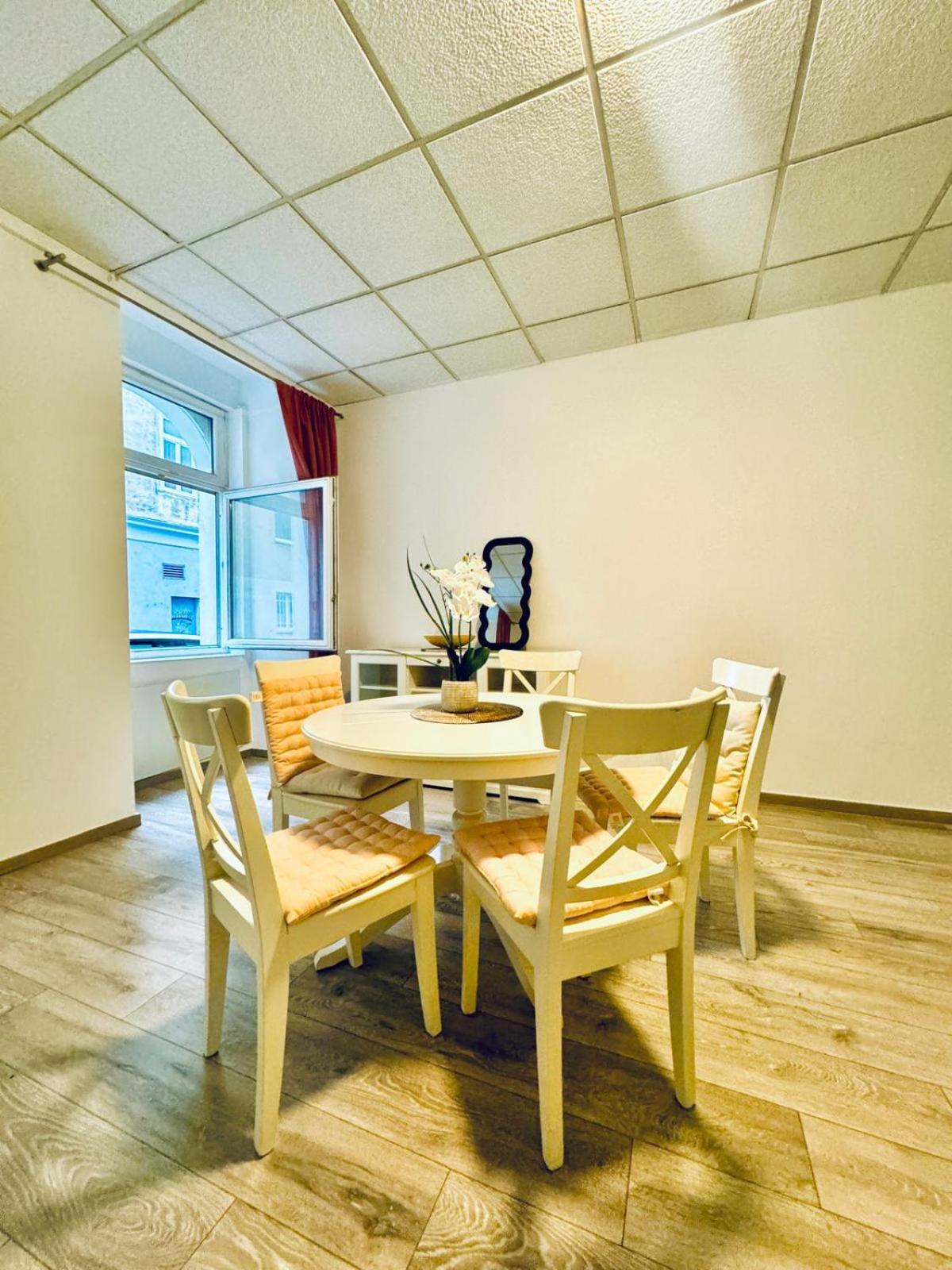 Amazing 2Br Apartment Near Praterstern เวียนนา ภายนอก รูปภาพ