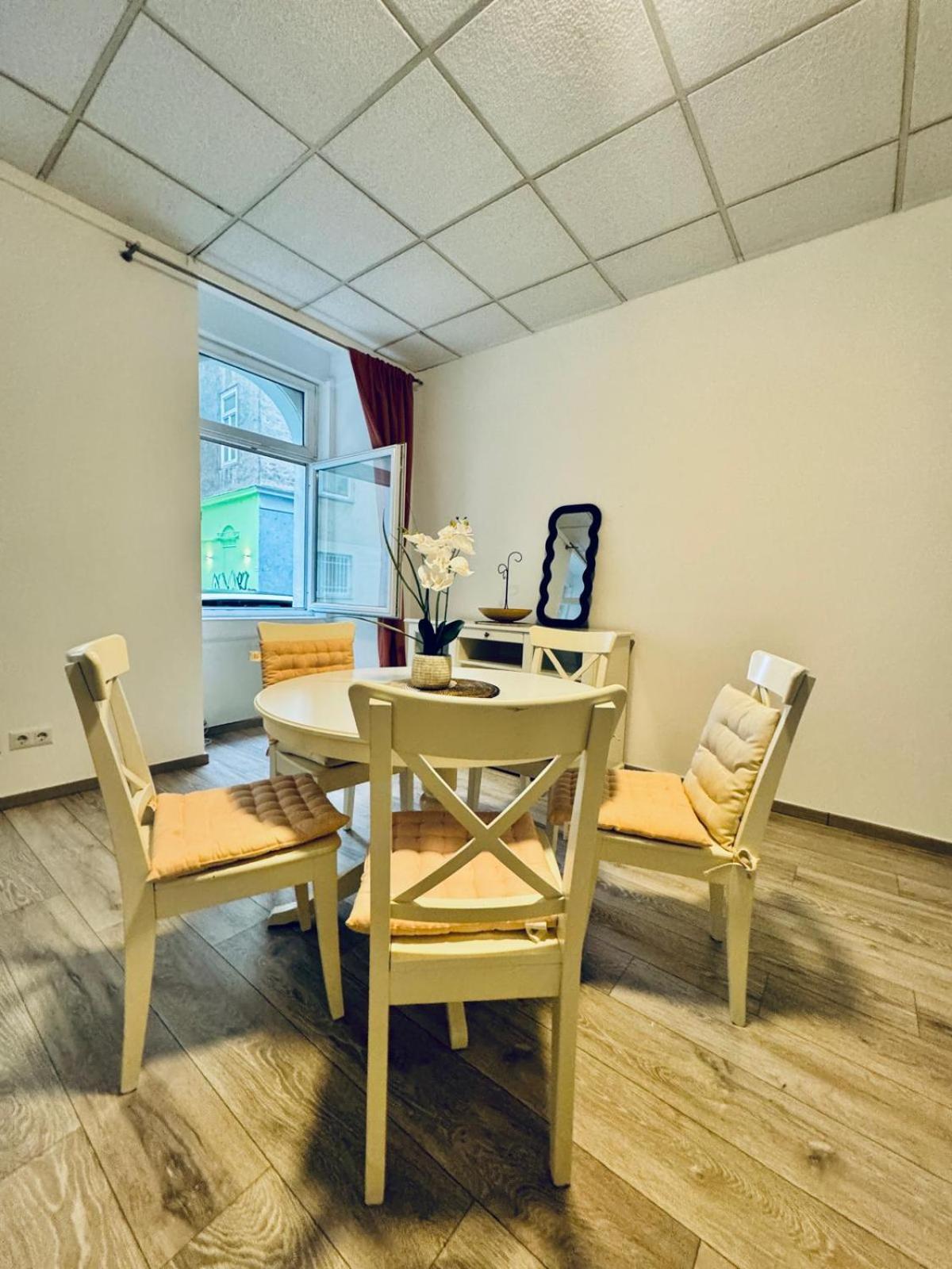 Amazing 2Br Apartment Near Praterstern เวียนนา ภายนอก รูปภาพ